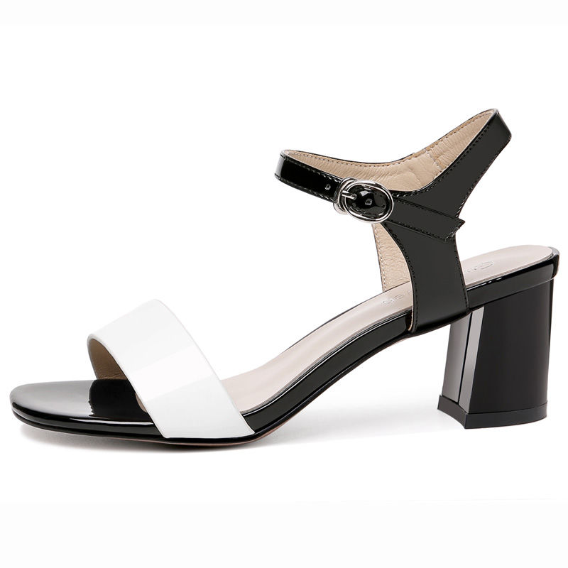 女人真会穿，这么高的高跟鞋穿着就是迷人，百分百的男人都看