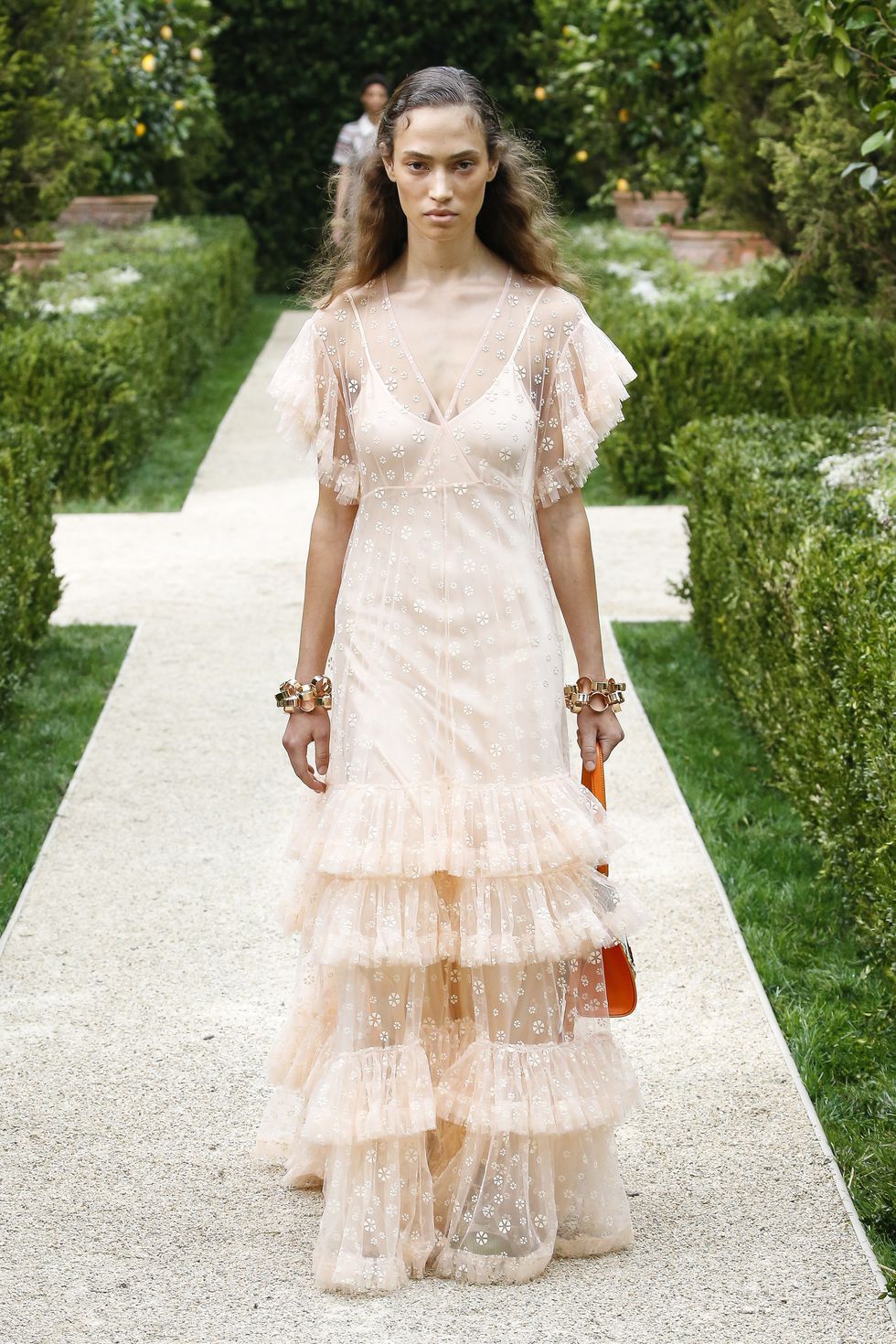 球鞋搭裙装，这种又酷又甜的穿搭方法觉对要学下来!