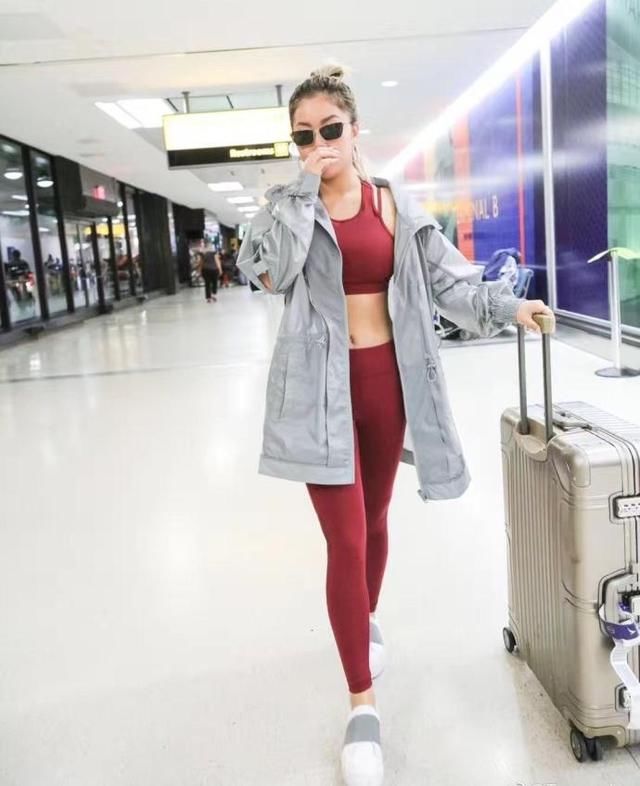 王菊现身纽约时装周走秀，没妆容和穿搭加持的她26岁秒变36岁大妈