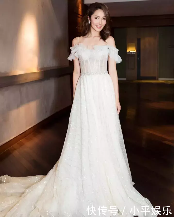 王祖蓝老婆李亚男会穿搭，白裙穿成性感风，也得身材好才能驾驭！