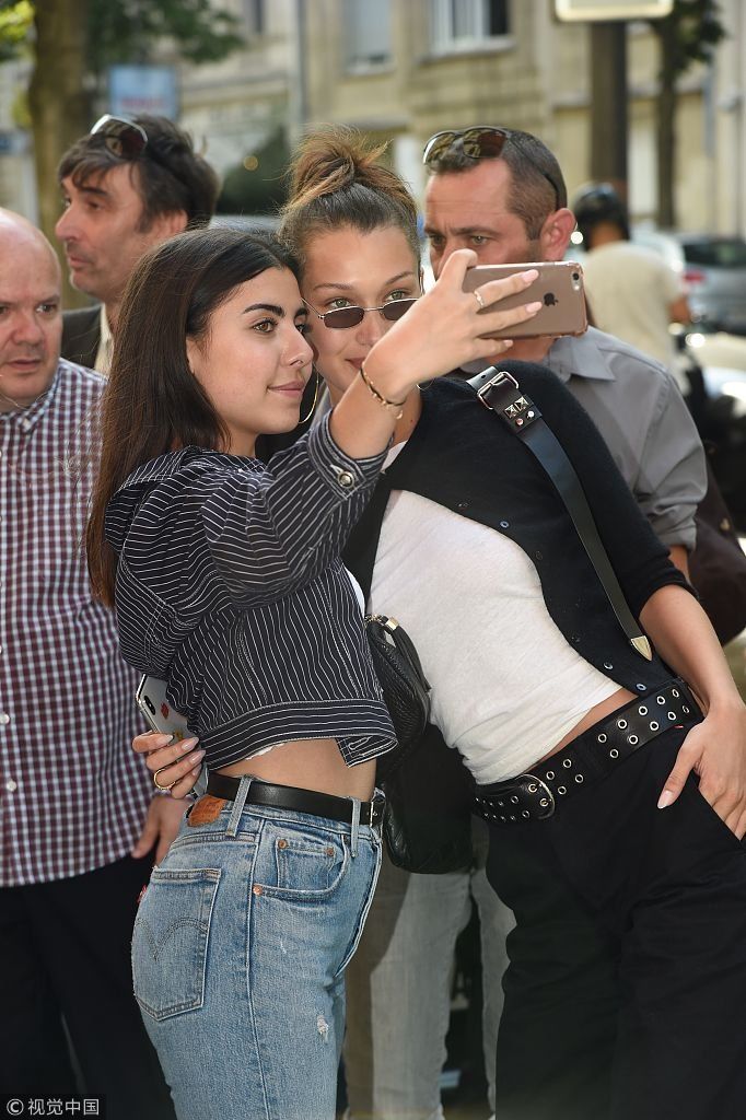 宠粉无下限！贝拉哈迪德“耳上添花”捂嘴偷笑羞答答 搂抱粉丝花