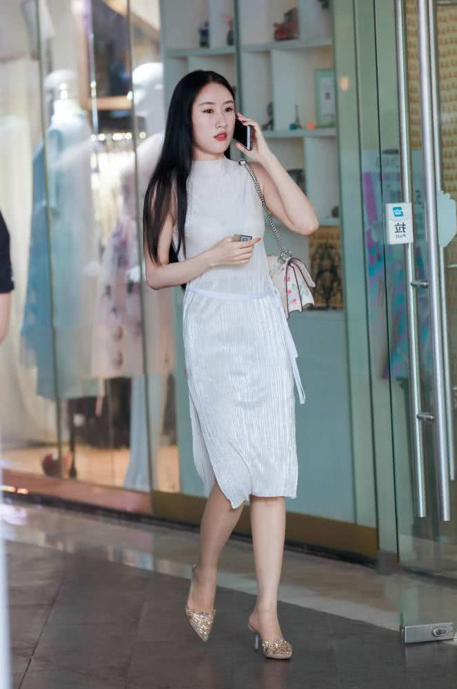 冰肌玉骨丽质天成，凹凸有致的小姐姐，修身穿搭勾勒出迷人的S曲