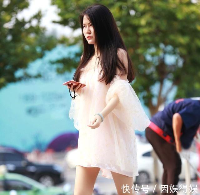 感染力■街拍小姐姐穿着黑色网纱的仙女裙,太有感染力了