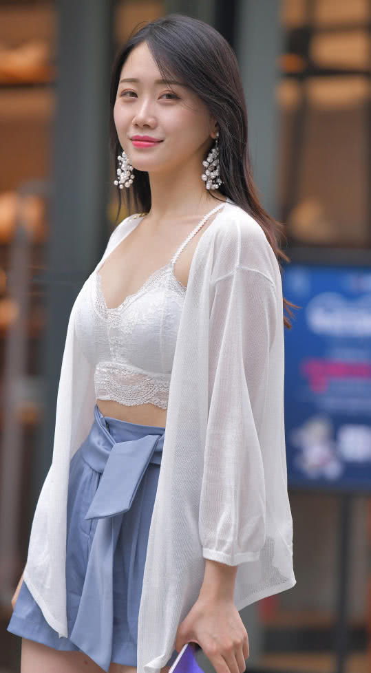 微胖小姐姐白色蕾丝束胸俏皮甜美,和闺蜜一起出街,太有“心机”