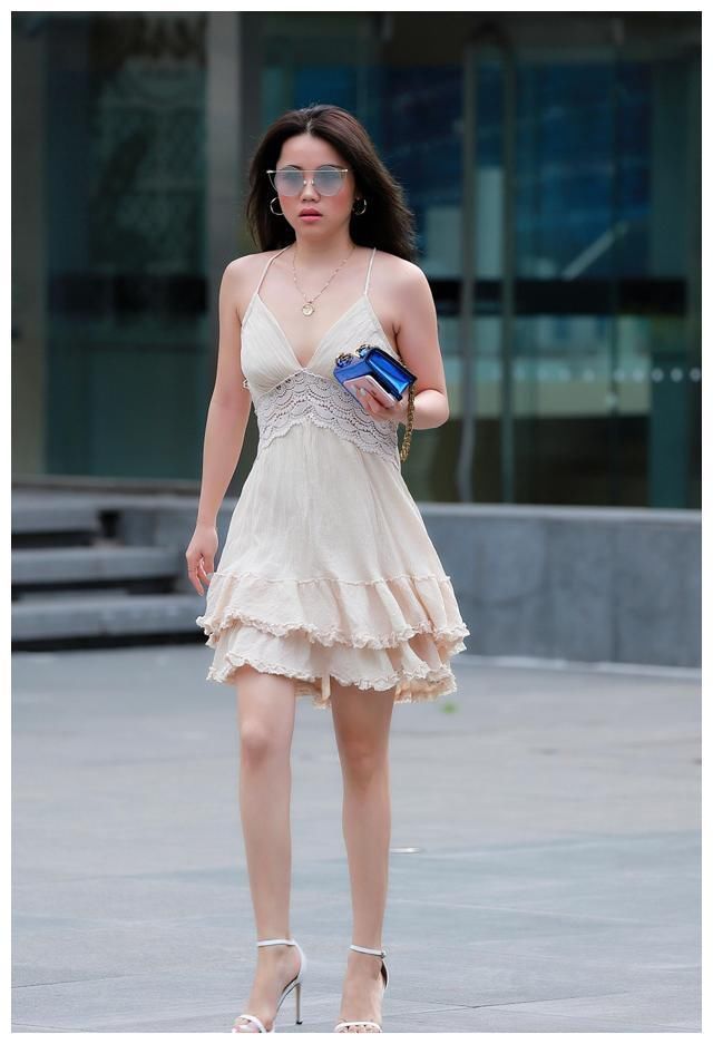 街拍：图1露肩上衣，图2吊带连衣裙，图3身材丰满充满韵味！