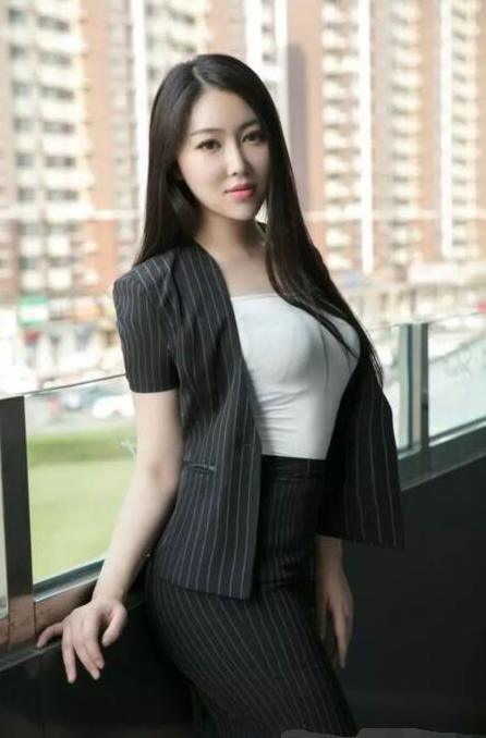 光彩照人的美女穿上紧身打底裤，显出纤细腰肢和迷人的臀部曲线！