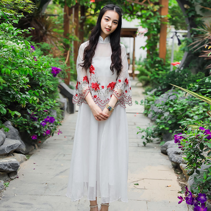 无论哪个年龄的女人穿上旗袍都让人挪不开眼，美到炸