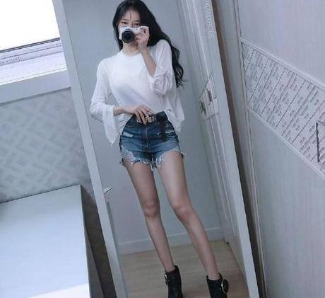 舒适养眼的牛仔裤美女，很有吸引力，轻松成为女性的焦点！