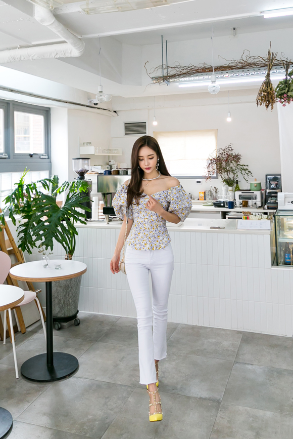 女神孙允珠，月牙夏葵小碎花冰点灯笼袖衫