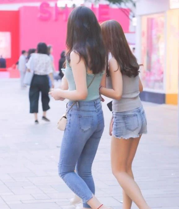  「风范」街拍：气质高雅的美女，一件白色上衣配红色短裙，时尚达人风范