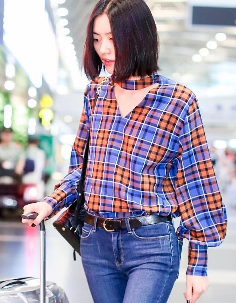刘雯和奚梦瑶同走机场，一个素颜穿牛仔裤，一个穿了和没穿一样