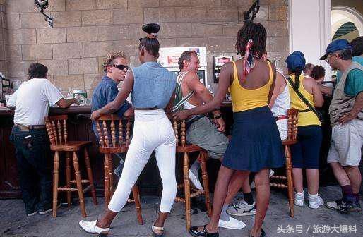 巴拉圭小城里的少女 像商品一样任游客随意挑