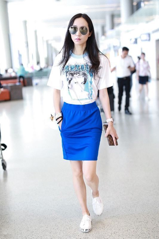 韩雪厉害！这么紧身的短裙也敢穿，可明显的胯宽让人不忍直视