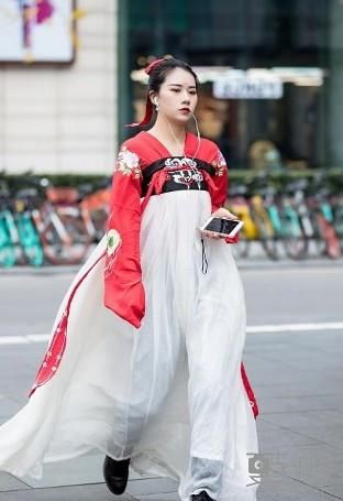  自信@路人街拍，小姐姐走姿自信飘逸，更显温柔的气息