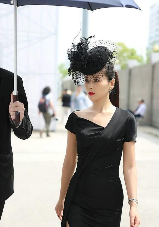 刘涛厉害了，这身装扮惊艳全场，只是这身材暴露了年龄