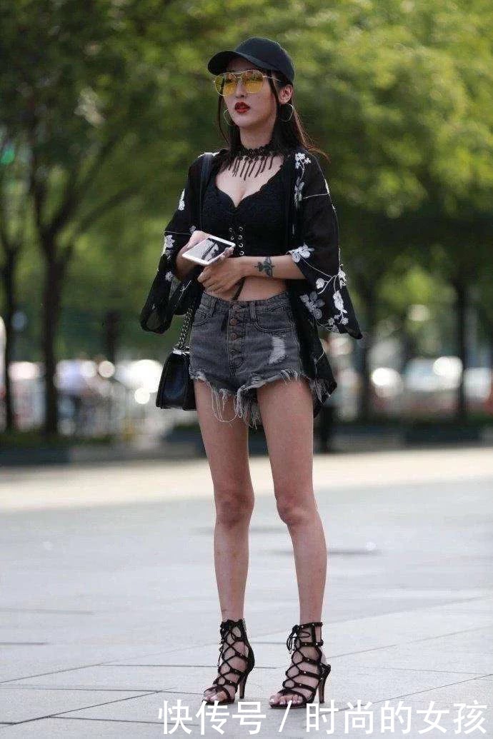 街拍：走路摇曳性感十足的小姐姐，柔美大气又优雅！