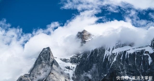 它被誉为“东方的阿尔卑斯山”,也是当地藏民心中的神山