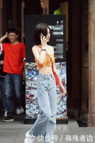 「设计」路人街拍,露肩的设计,更显少女感