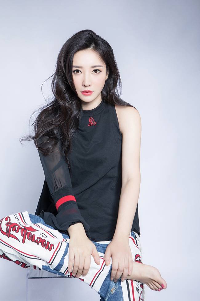 不只是性感!柳岩抱胸秀傲人上围卷发慵懒