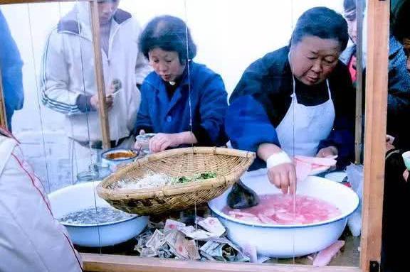 15张老照片:80年代外国游客拍摄的中国小吃！