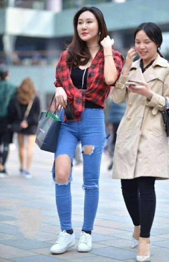 牛仔裤展现女人婀娜多姿的身段，衬托出迷人的风采