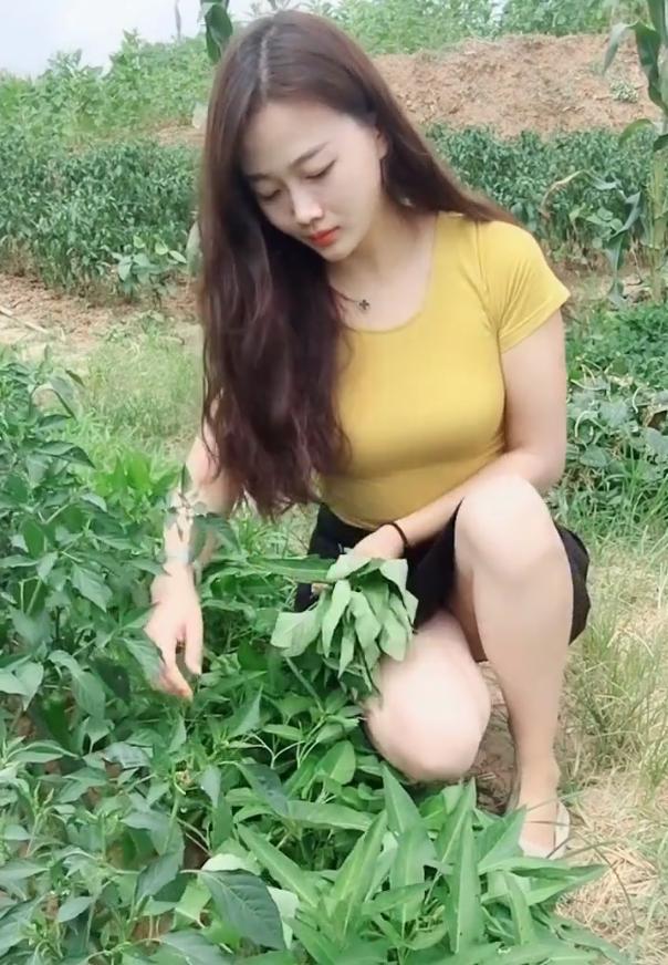 街拍：农村小姐姐清纯甜美，肉色丝袜与纯朴形象搭吗?