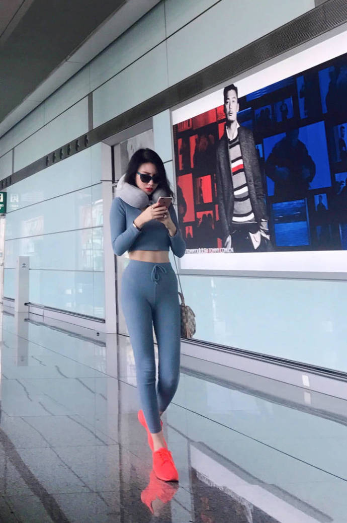 街拍：机场上的小姐姐，“乌云灰”的瑜伽裤很有立体感!