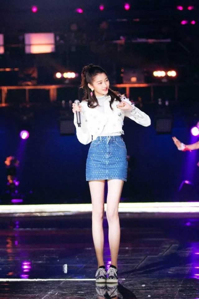 杨幂关晓彤撞衫，大10岁竟一次没输！网友：腿在气质面前不值一提