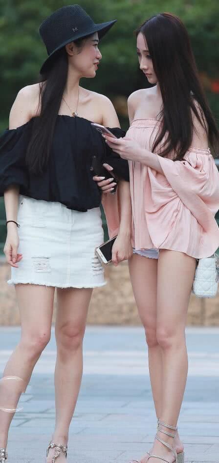 街拍美女：时尚小姐姐嫩粉色一字肩连衣裙盖过臀部，有几分小性感