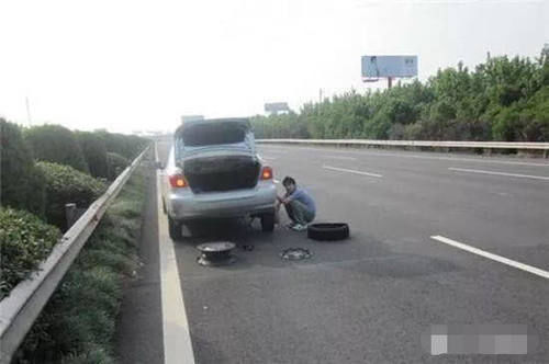  「换胎」高速应急车道换胎被扣6分，车主：应急车道不能停车换胎？