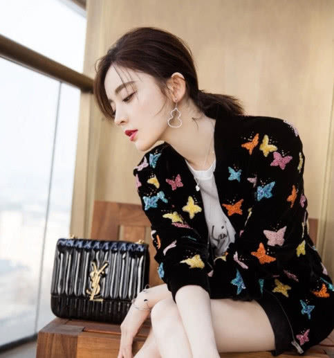 古力娜扎粉嫩亮相,巴掌大裙子塞满满秀美腿,网友:这么勒不疼?