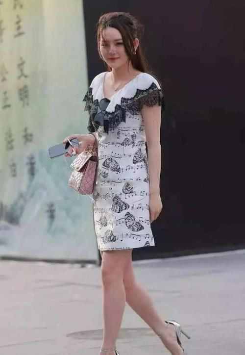  『显得』潮范儿女神来了，街拍：媚态如风的小姐姐，一条红色的连衣裙，时尚优雅风采迷人