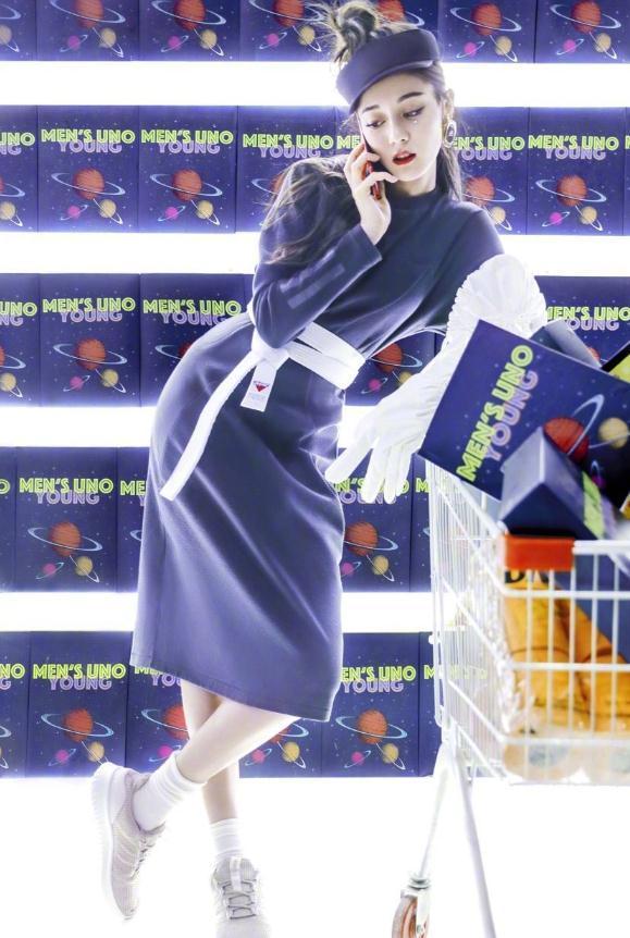 迪丽热巴扎起丸子头可爱又迷人,没想到!拍照姿势谁都模仿不了!