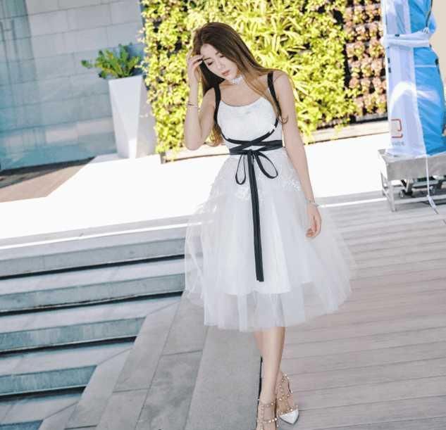 街拍时尚美女，身穿超短裤美女白皙可人，清纯又不失性感！