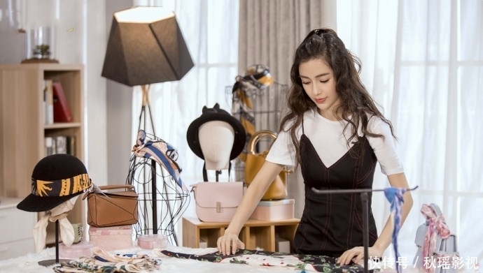  『衣品』31岁Angelababy不是装嫩是真嫩，背带裤配双马尾，嫩得像校园女生