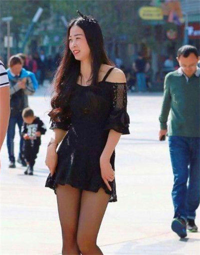  「小美女」街拍身穿鲜艳裙子的小美女，身材高挑微胖，女神范儿十足