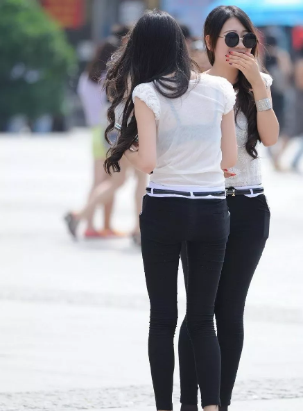 街拍黑色紧身裤修长美腿高跟姐妹花