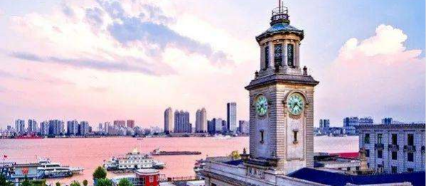 唯一拥有16座高铁站的城市，GDP超万亿，今年才成为一线城市