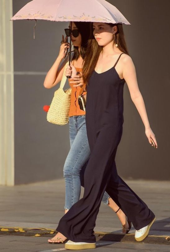 街拍:小姐姐一身黑色的连衣裙,整个人显得特别的性感,妩媚!