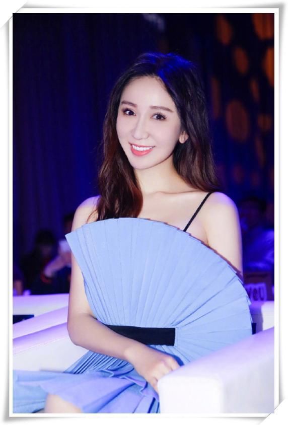 当173关晓彤和168娄艺潇同穿吊带裙，终于知道骨架小有多占优势了