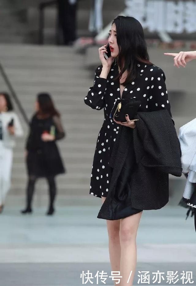  [美女]街拍：美女搭配一双黑色的简约高跟鞋，既美丽又大方