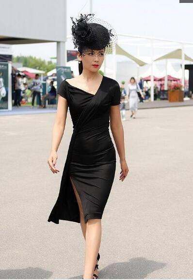 刘涛真大胆! 穿的紧身开叉裙勒得那么紧 网友: 为了帮老公还债什