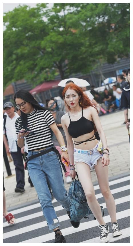 街拍|:身材高挑,吊带上衣包裹着傲人的胸围,撩人!