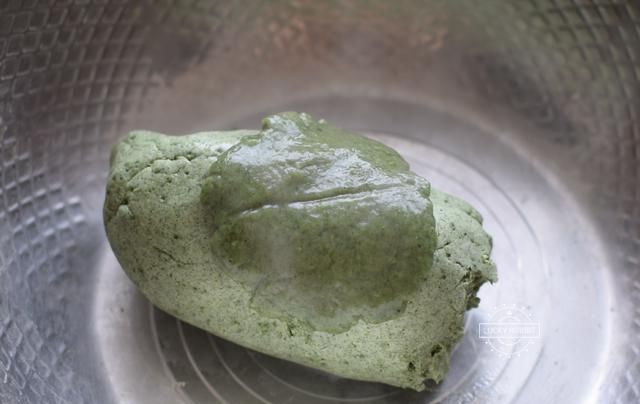  [咸蛋黄肉松]这种做法做的青团，甜糯不粘牙，隔夜都不硬，孩子都能吃三个