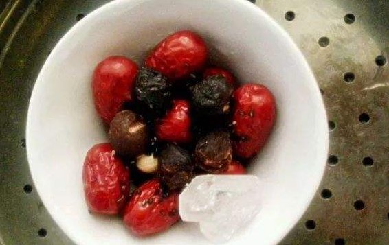  『红润』红枣和它一起煮,头发慢慢变黑了,皱纹消失了,皮肤更红润不显老