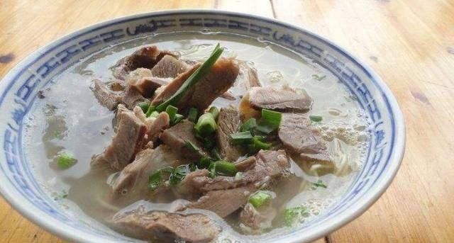  [炖汤]炖牛肉时，万万别急着去焯水，也不要直接炖，否则又老又柴不好吃