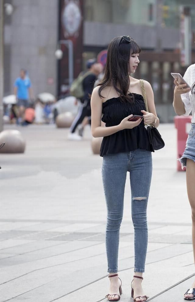  看着|街拍；小姐姐连衣裙搭起高跟鞋， 看着都是满满的熟女味!