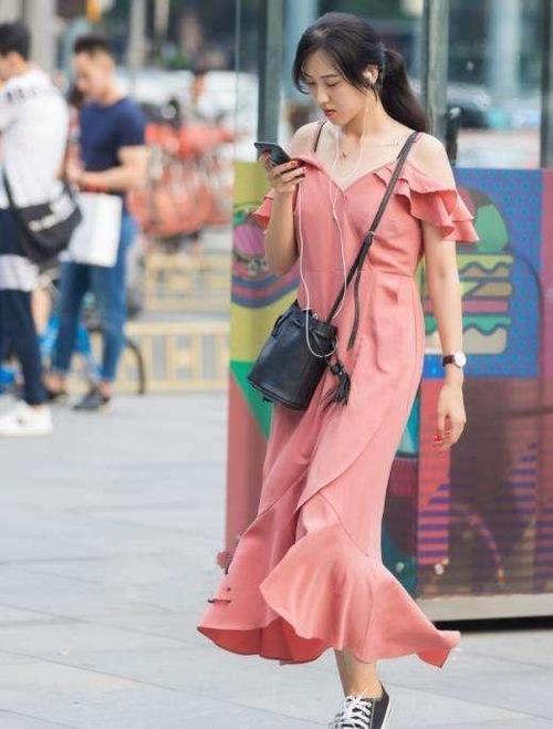 金黄色的直筒裤特别的显眼，头发烫成微卷的发型，给人十足的诱惑