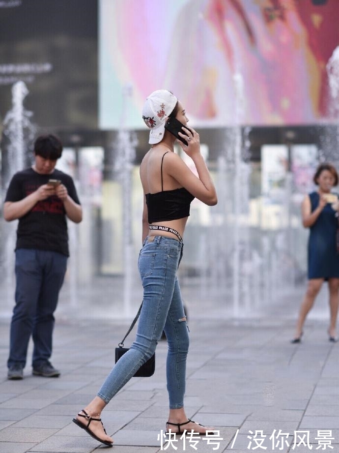  [美女]街拍：美女腰上的腰带是从哪里来，又将去往何处