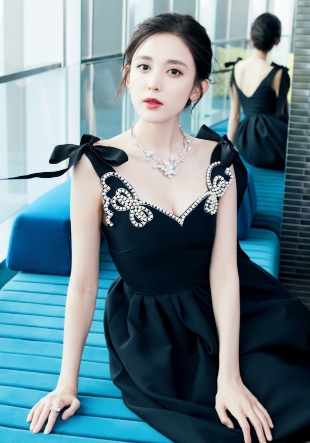 蔡文静撞衫古力娜扎，都穿出了不一样的美，前者却输给一双鞋子！